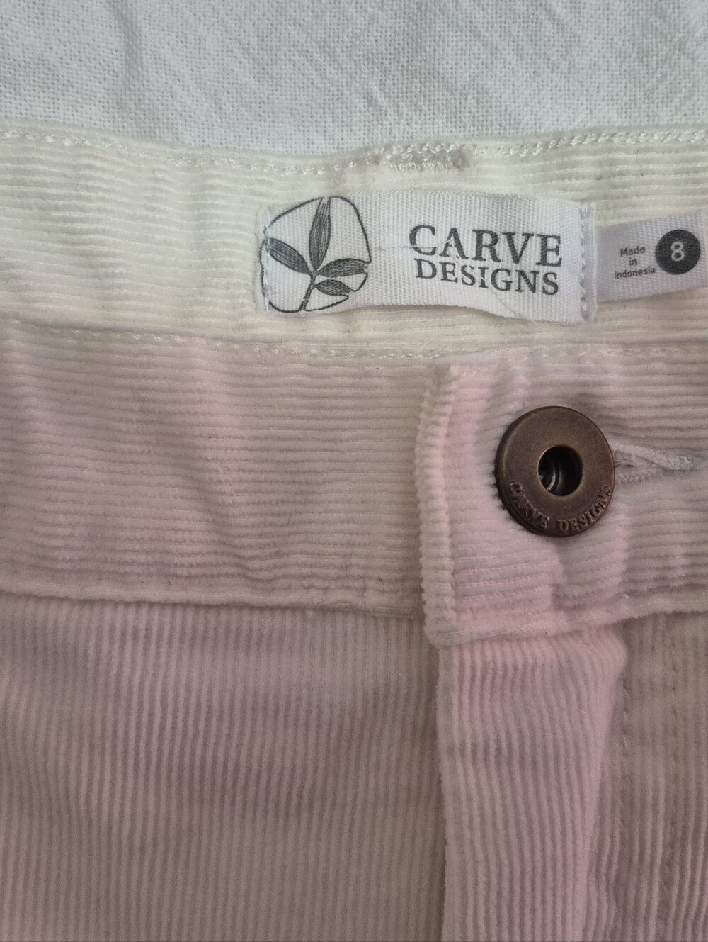 Carve Designs Women's Cream Frayed Hem Denim Shorts Size 8 - Picture 2 of 4
